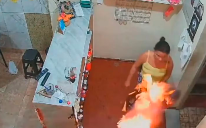 ¡Se volvió loca! Prendió en fuego a su marido en pleno centro comercial y el video se hace viral