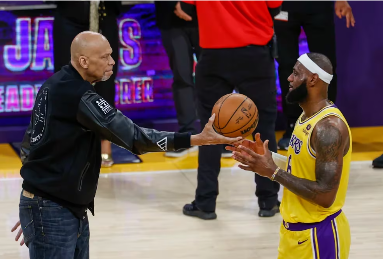 La leyenda de la NBA Kareem Abdul-Jabbar, fue hospitalizado tras fracturarse la cadera