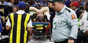 Imágenes sensibles: Escalofriante lesión de un asistente que fue arrollado en pleno partido por una estrella de la NFL