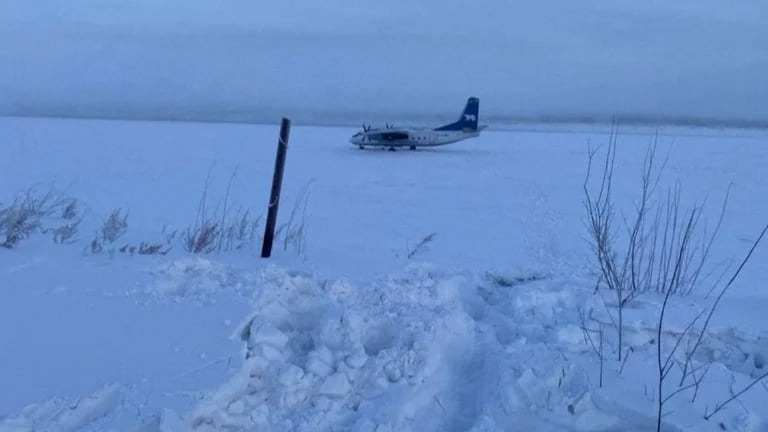 Un avión ruso de la era soviética aterrizó en un río congelado: el piloto lo confundió con una pista (VIDEO)
