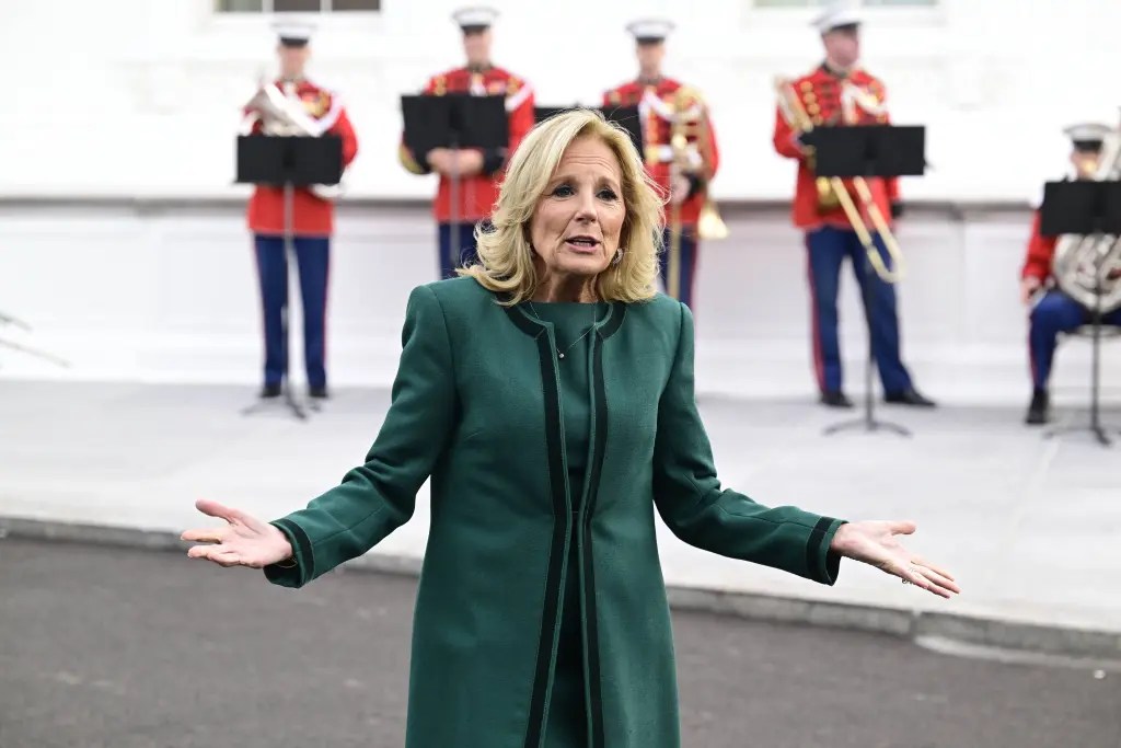 Al estilo de “Los Juegos del Hambre”: el extraño VIDEO navideño de Jill Biden en la Casa Blanca