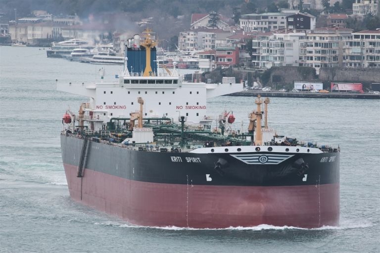 Petrolero de “flota fantasma” encalla con carburante venezolano en Singapur