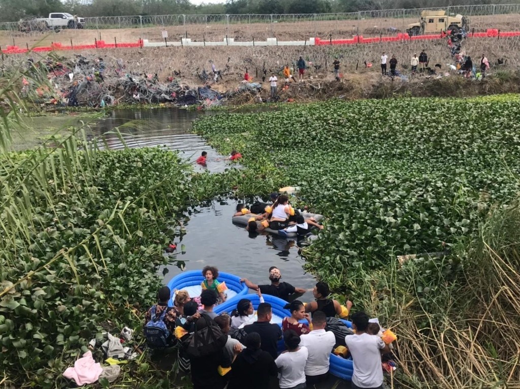 Crisis fronteriza en EEUU: Cruzan a niños venezolanos en colchones inflables hacia el sur de Texas (VIDEO)