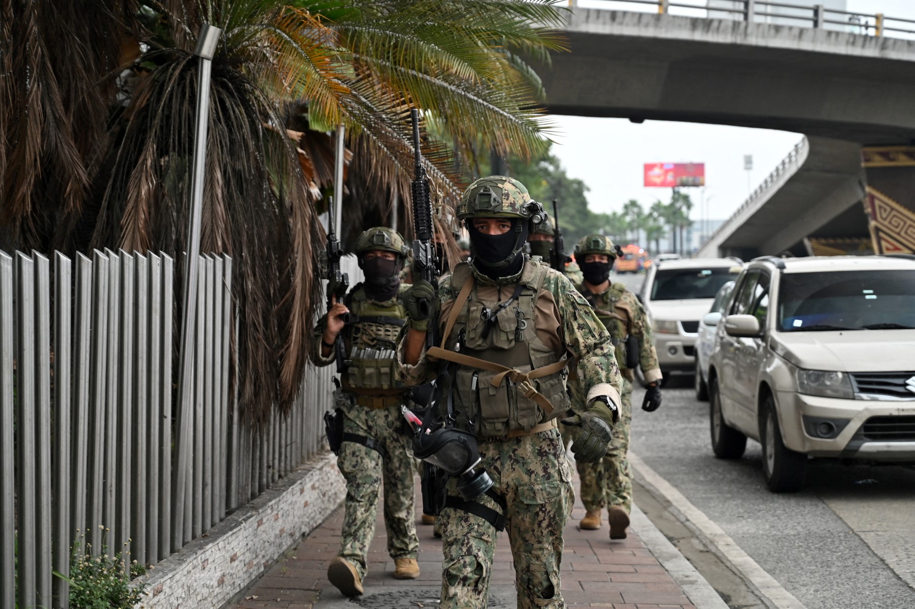 Incertidumbre de viajeros al llegar a una desolada Guayaquil tras cruenta jornada violenta