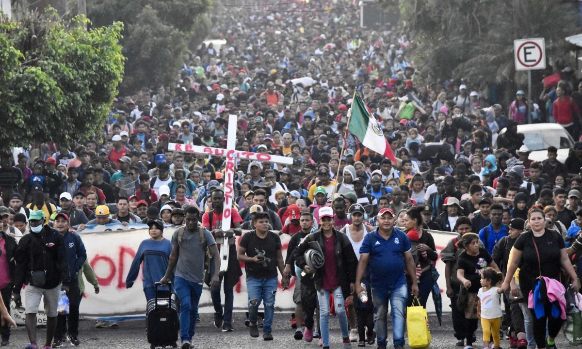 “Éxodo de pobreza”: Se reagrupan miles de migrantes de caravana para avanzar hacia la frontera sur de EEUU