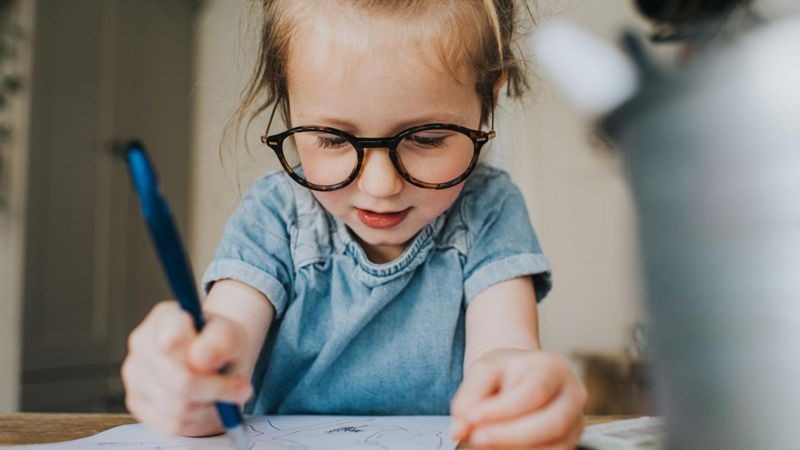 Los beneficios para el cerebro de la escritura cursiva a mano y por qué vuelve a algunas escuelas de California