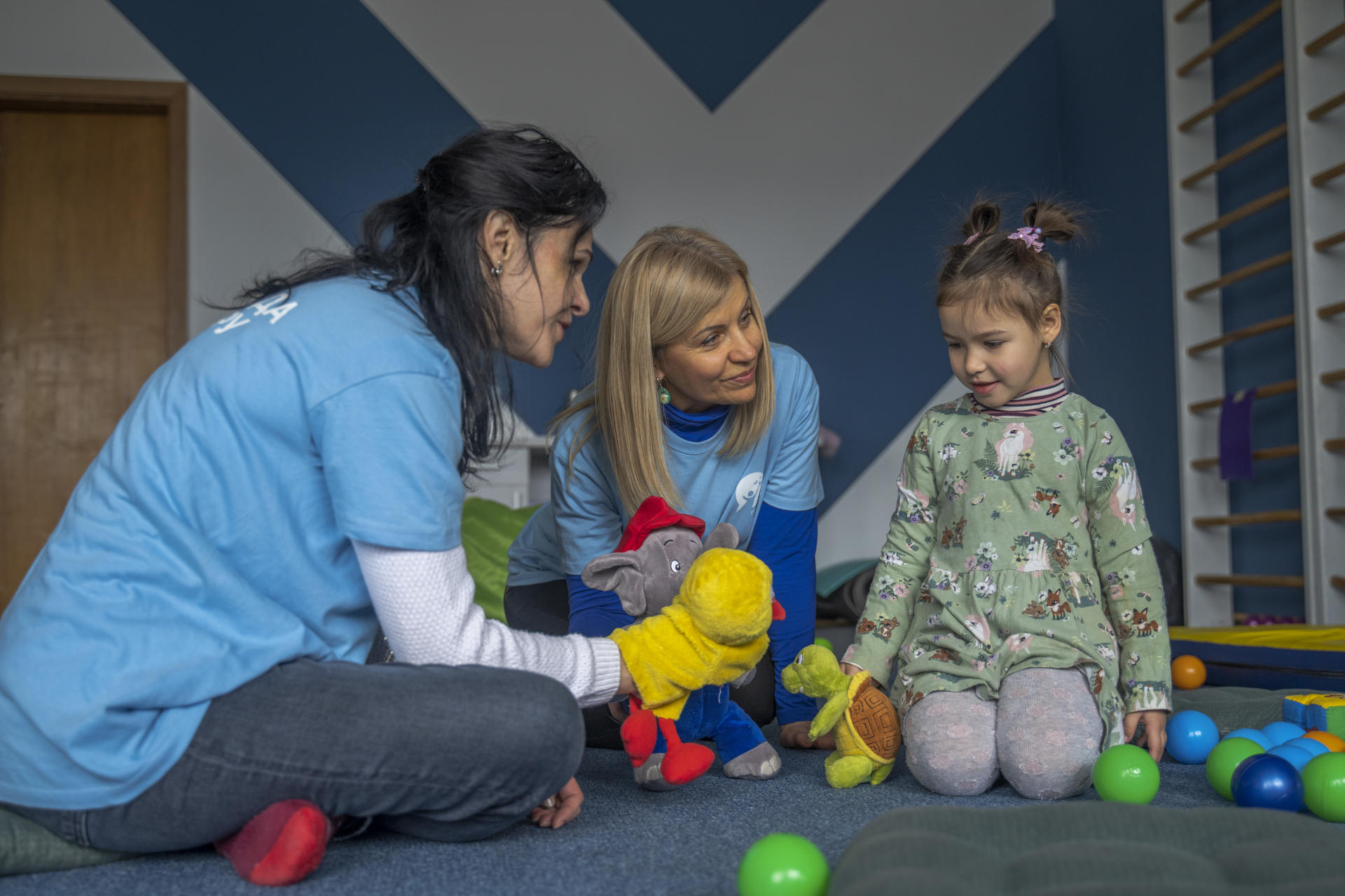 Psicólogos intentan rescatar la infancia de los niños ucranianos en medio de la guerra