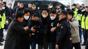 Hombre que apuñaló a político surcoreano en el cuello quería “evitar que fuera presidente”