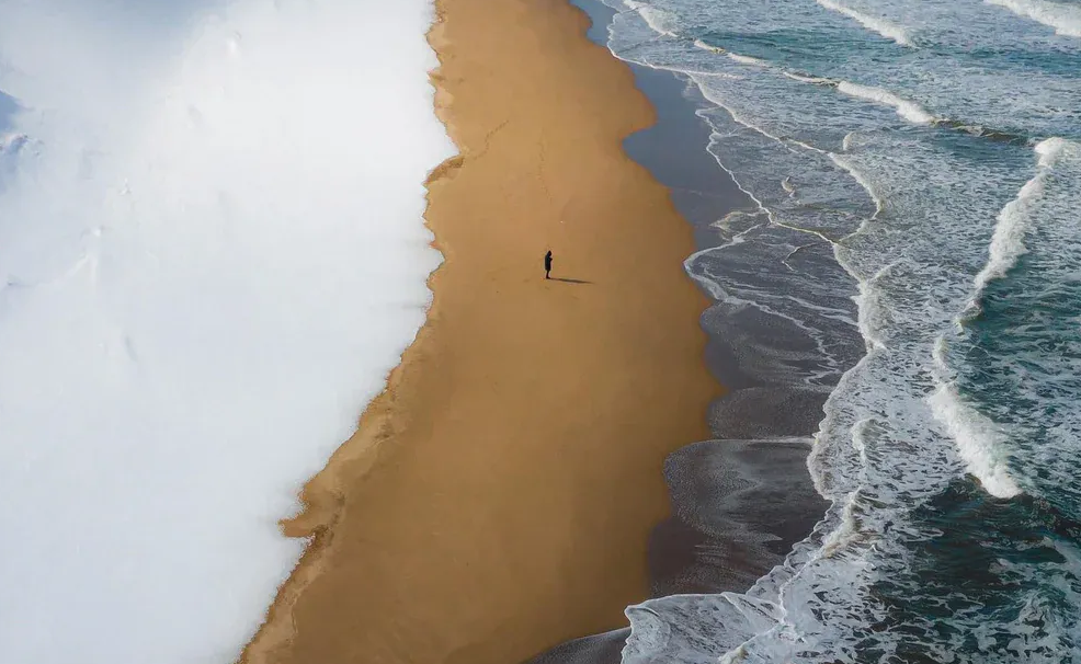 La impresionante playa donde se junta la nieve, la arena y el mar