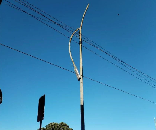 Poste de alumbrado público amenaza a los transeúntes en La Guaira (FOTO)