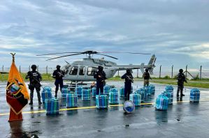 Mega operativo policial interceptó una lancha con casi una tonelada de cocaína en Ecuador