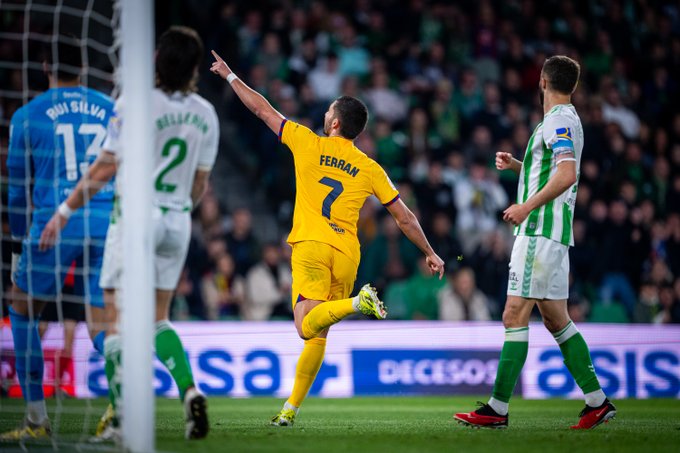 Ferrán Torres brilló frente al Betis y logra dar un respiro a Xavi Hernández