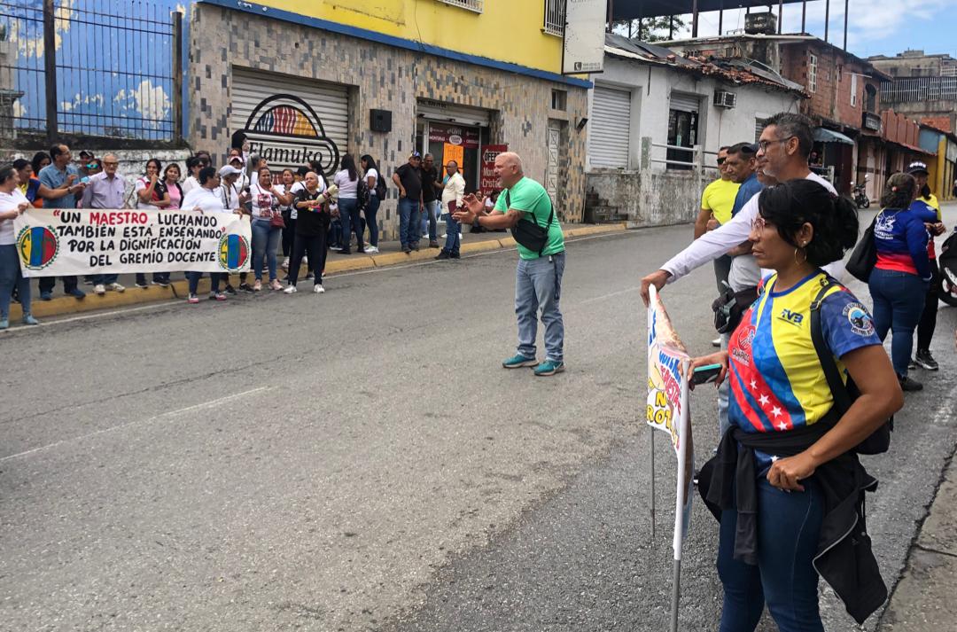 Docente en Guárico trabaja 12 horas en un restaurante para cubrir gastos de su hija con discapacidad (VIDEO)