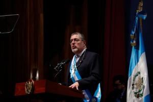 “Nunca más el autoritarismo”, proclama Arévalo tras ser investido presidente de Guatemala