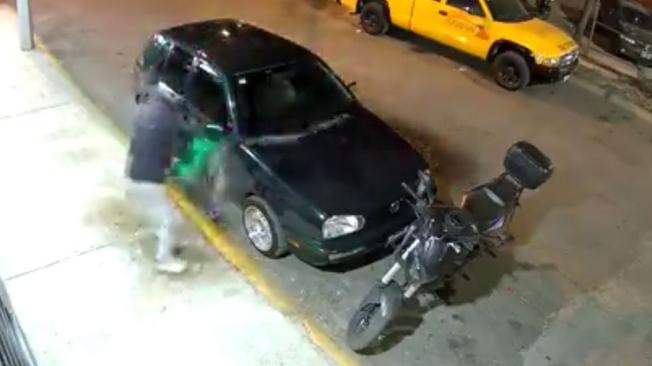 VIDEO: Extorsionador buscaba incendiar el carro de su víctima, pero se quemó a sí mismo