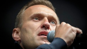 Castigos por llevar un botón desabrochado y privación del sueño: las torturas sufridas por Navalni en prisión