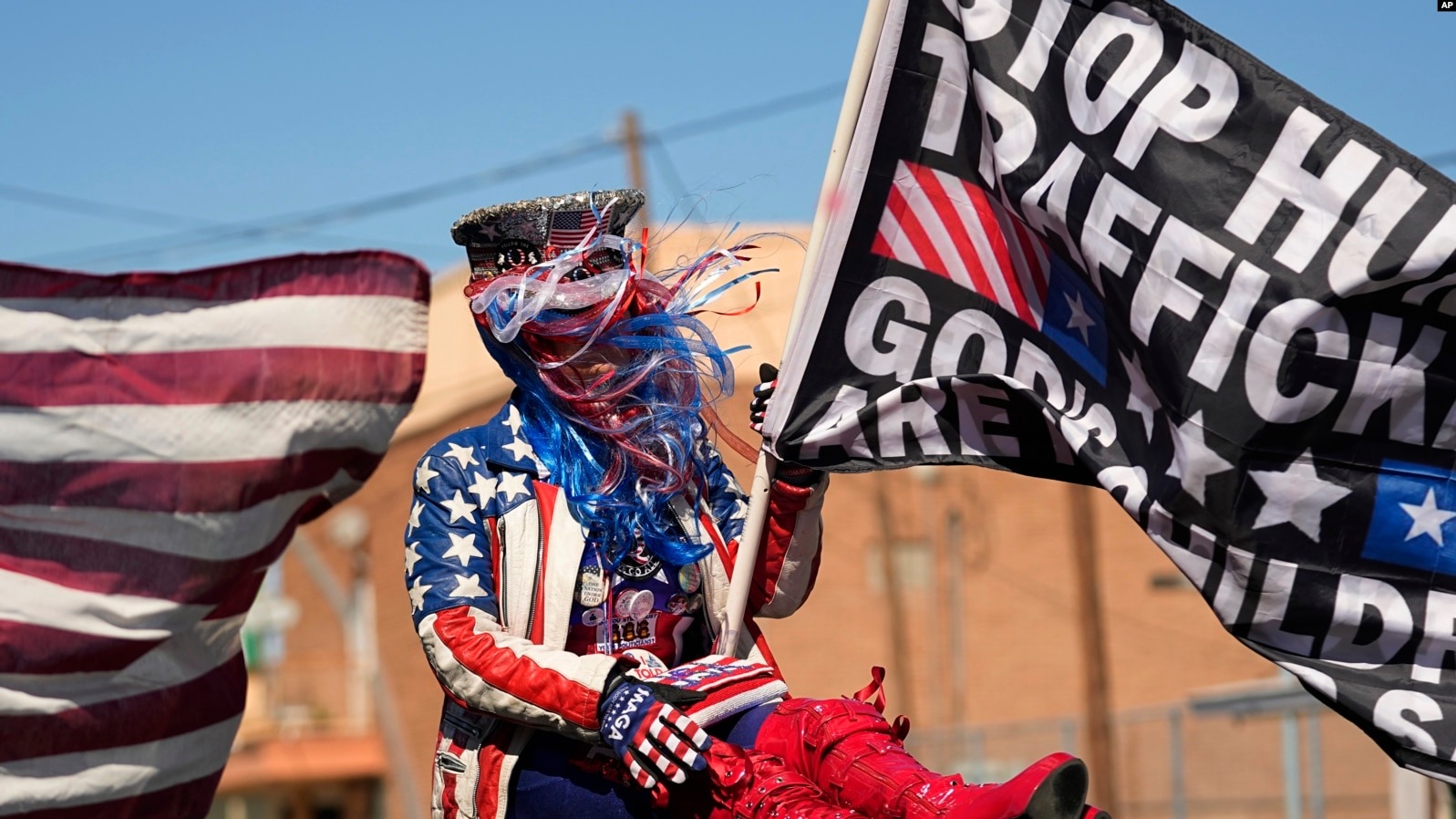 Gobernadores republicanos regresan a la frontera de Texas para mantener la presión sobre Biden