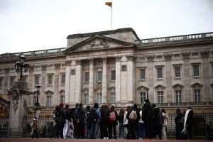 Turistas y británicos muestran amor y compasión por el rey Carlos III ante el Palacio de Buckingham (Fotos)