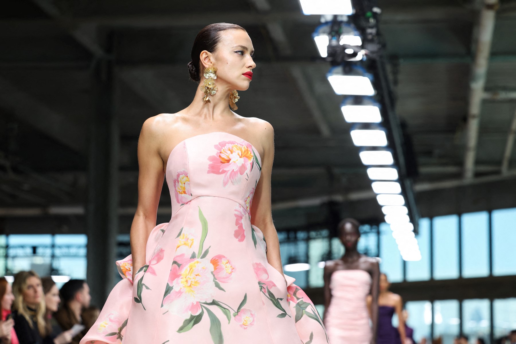 Siluetas femeninas, flores y volantes: la propuesta TOP de Carolina Herrera para el otoño (FOTOS)