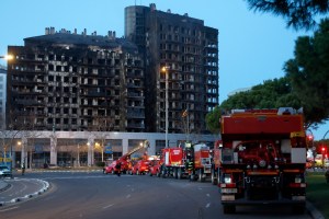 Valencia, la ciudad española sobrecogida por la tragedia de un incendio infernal (Imágenes)