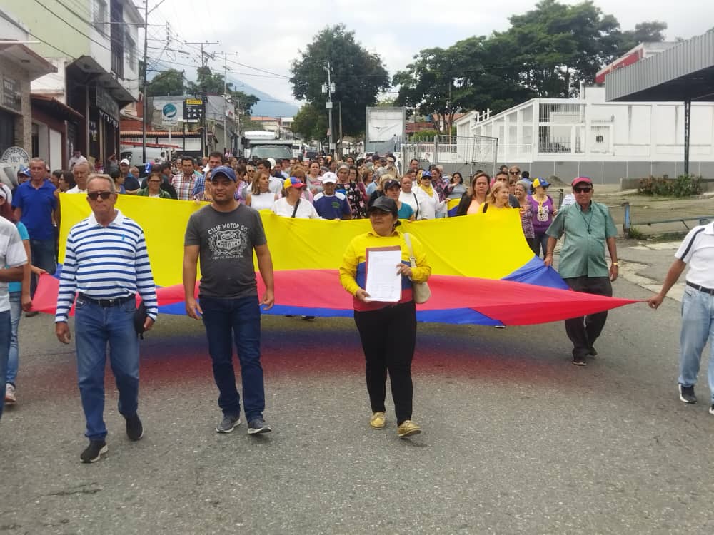 En Tovar no aguantan un apagón más: merideños marcharon hasta Corpoelec para exigir servicio eléctrico