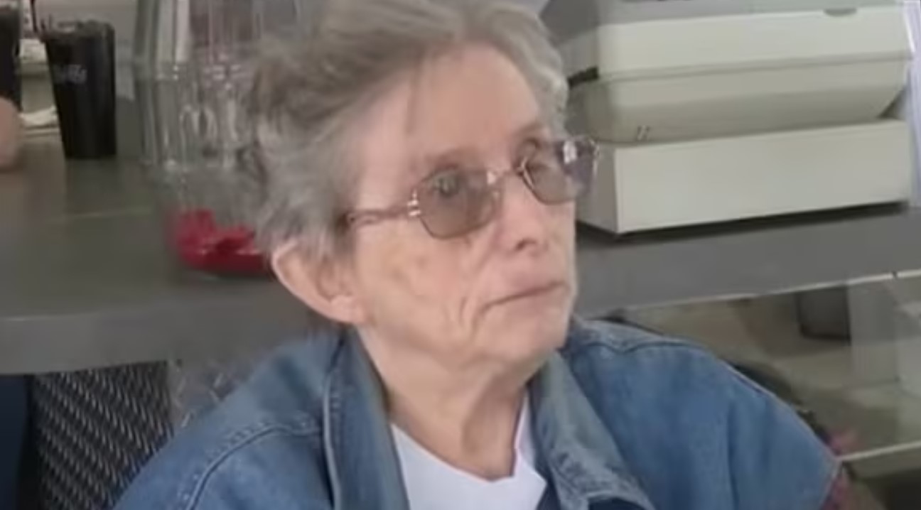 Trabaja como lavaplatos a sus 79 años y su jefa recaudó un dineral para ayudarla