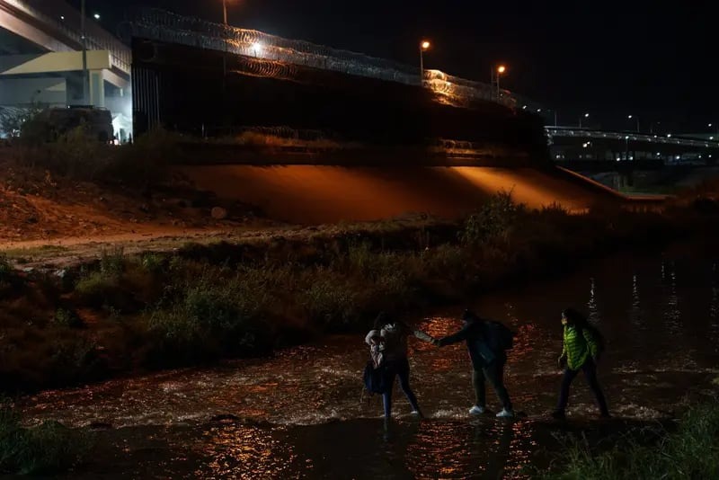 Bloomberg: Regreso de migrantes venezolanos desde EEUU requiere un cambio político, según encuesta