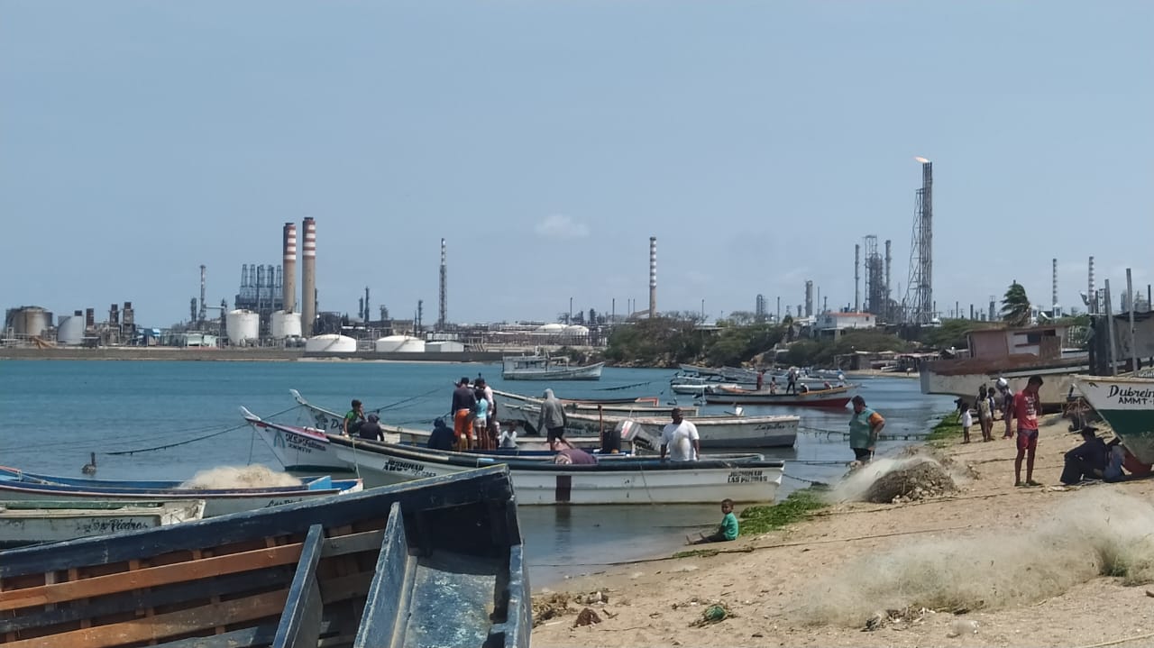 Pescadores de Punta Cardón en Falcón no reciben combustible tras detención de líder comunitaria y trabajadores de una bomba