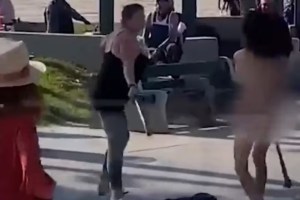 Una mujer desnuda y un palo con clavos: el VIDEO de una insólita pelea en las calles de Los Ángeles