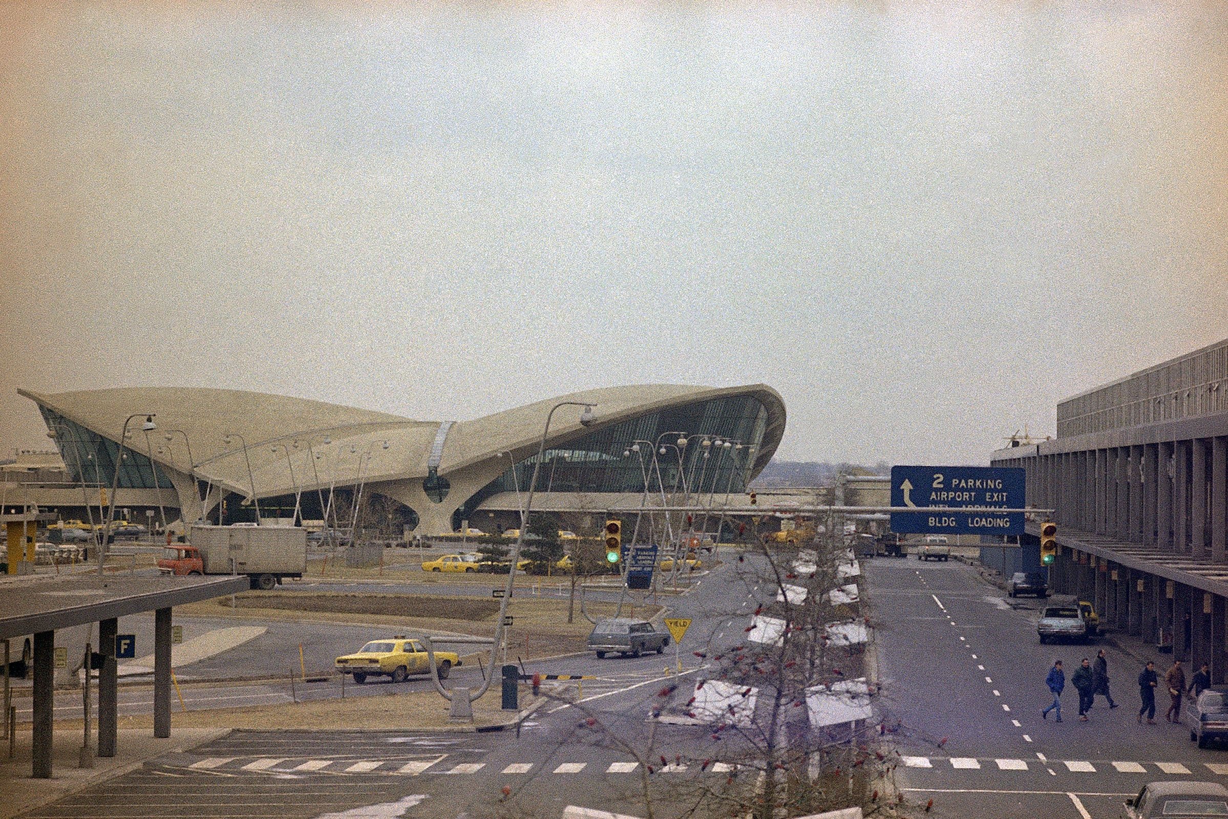 Llegó a aeropuerto de Nueva York en 1971 y dos hombres la esperaban: así es como terminó casada con uno de ellos