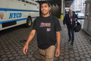 Uno de los venezolanos vinculado a paliza contra policías en Times Square quedó exonerado por este motivo