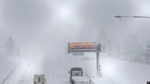 Potente tormenta en California y Nevada dejó largos tramos de carreteras cubiertos de nieve