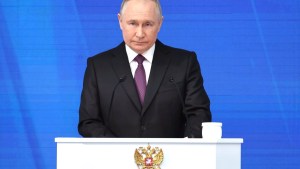 Un reconocido exespía británico asegura que Putin podría sufrir Parkinson