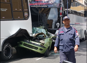 Vehículo quedó entre dos autobuses en la Avenida Lecuna, cerca del Terminal Nuevo Circo de Caracas (VIDEO)