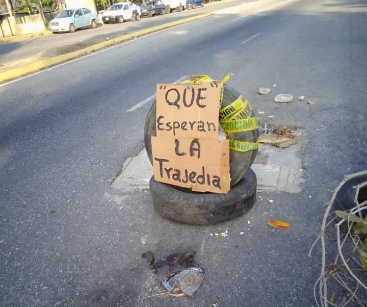 Cloaca sin tapa provocó caída de un motorizado en Barinas y “lo está contando” de milagro