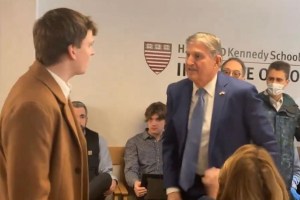 VIDEO: Senador Joe Manchin se enfrentó a un violento activista climático que luego fue expulsado de la sala