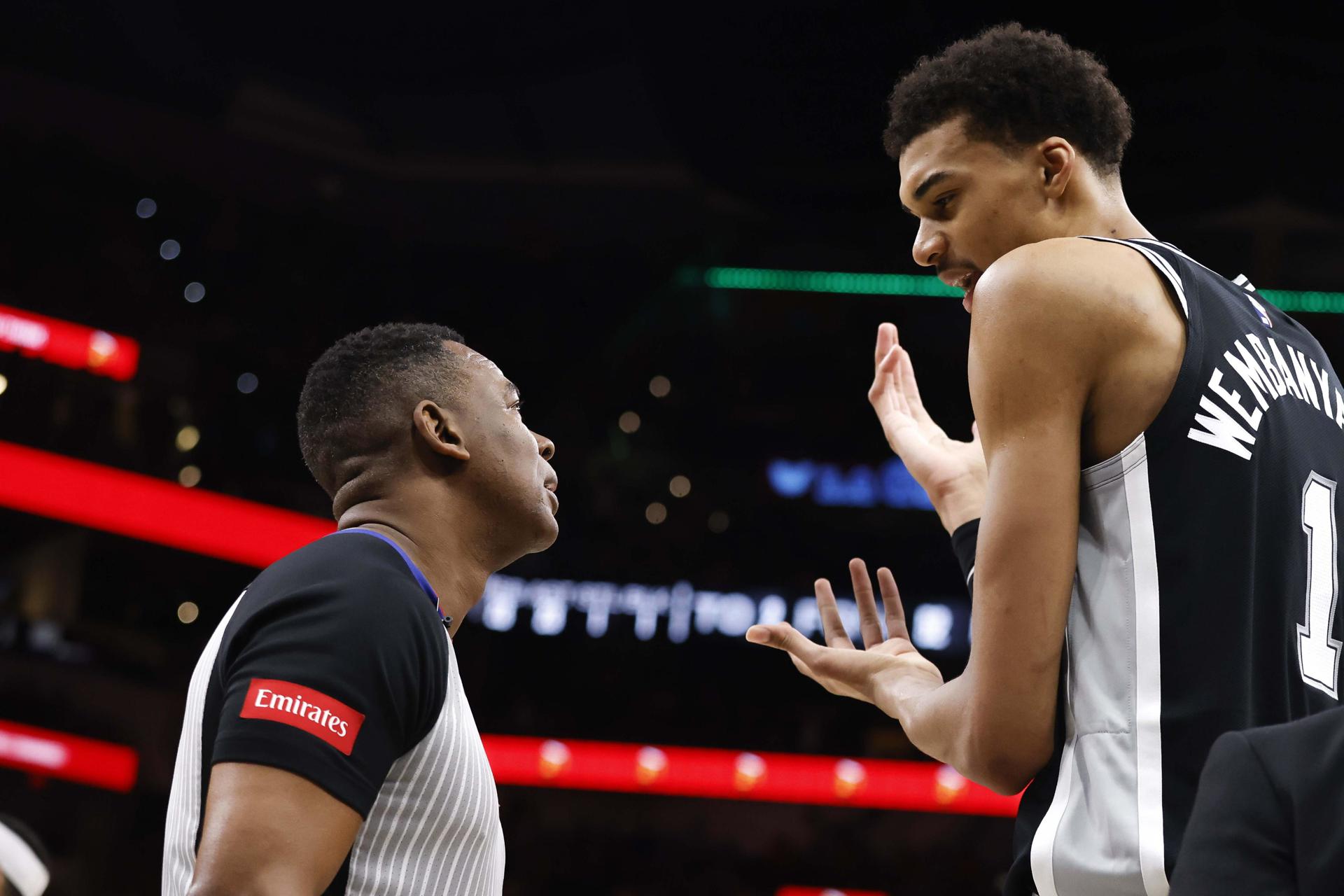 NBA multó a Wembanyama con miles dólares por lanzar el balón a la grada