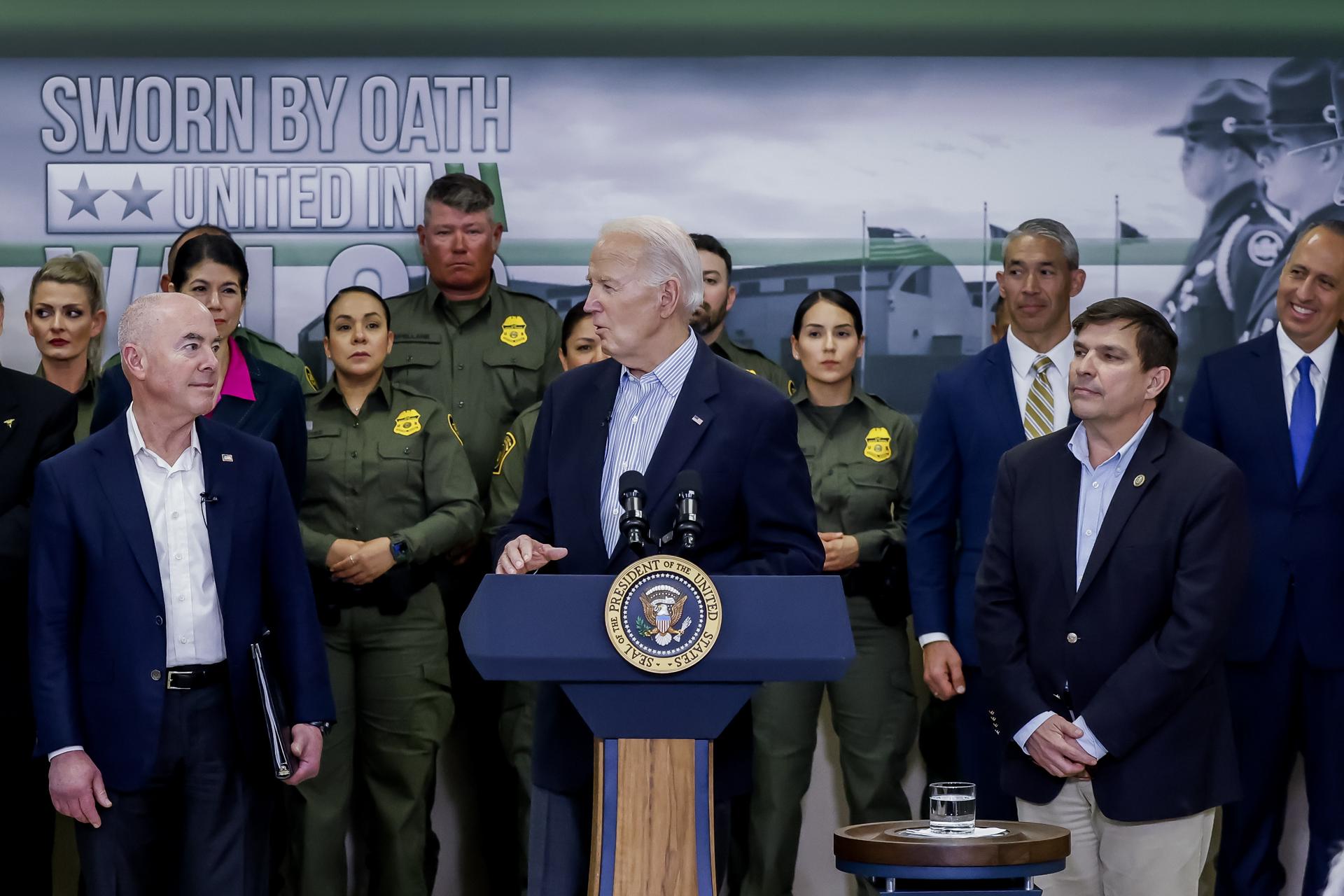 La administración de Biden ha expulsado a más migrantes que la de Trump, según Mayorkas