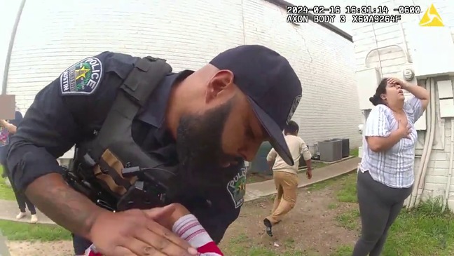 VIDEO: el impactante momento en que policías rescatan a un niño de morir ahogado en Texas