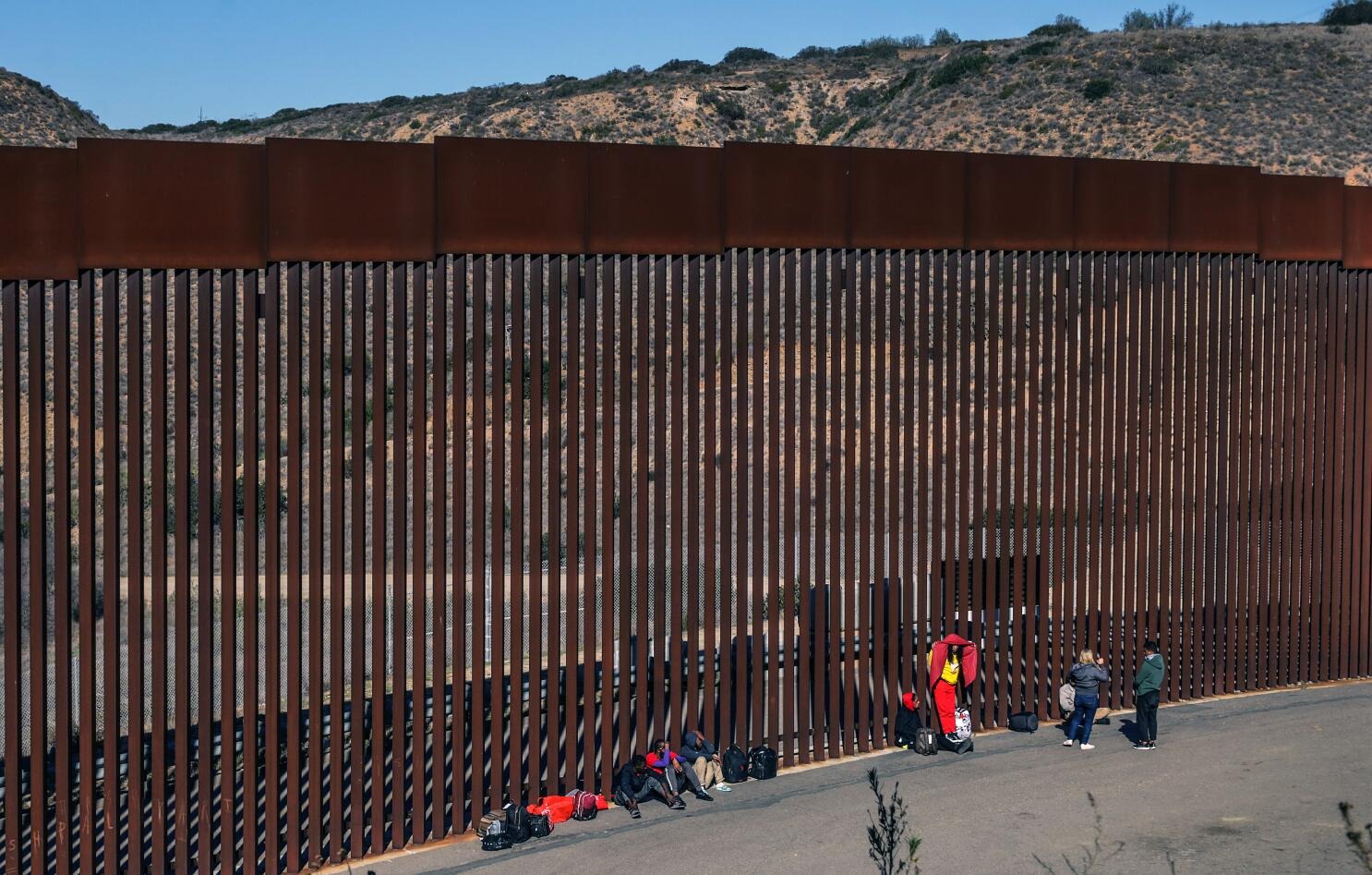 Migrante perdió la vida al caer del muro fronterizo en San Diego mientras intentaba cruzar