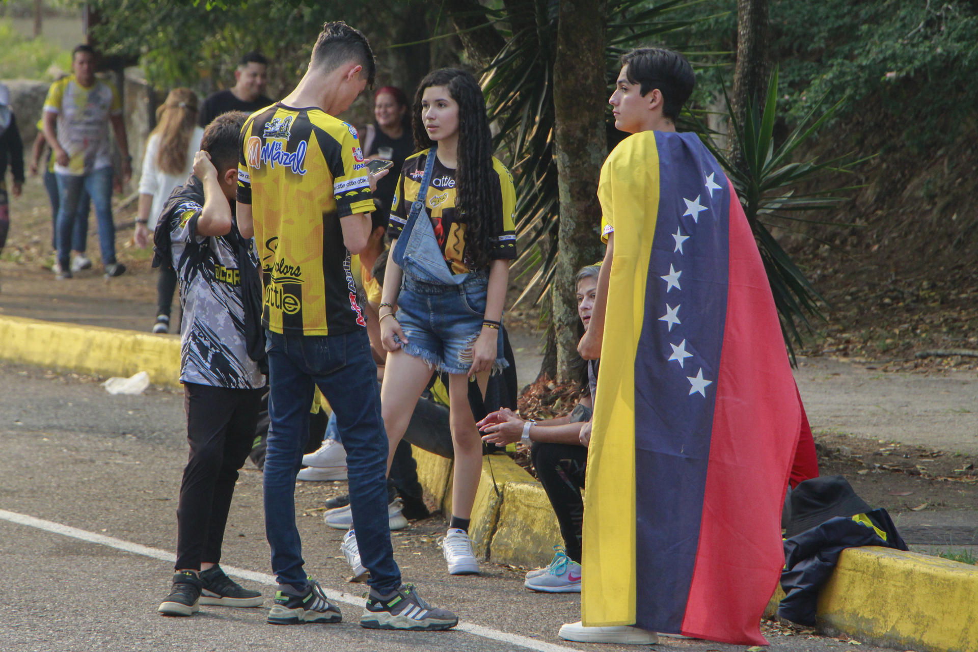 VIDEO: nueva ley “contra el fascismo” no apagó los ensordecedores cánticos contra Maduro en Pueblo Nuevo