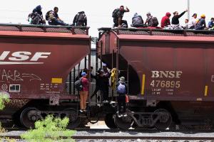 Migrantes, entre ellos venezolanos, suben de nuevo a trenes del norte de México ante crecientes operativos