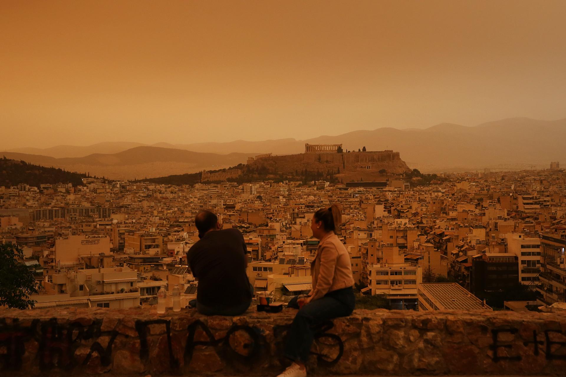 El cielo de Atenas se tiñe de naranja por las nubes de polvo del Sahara