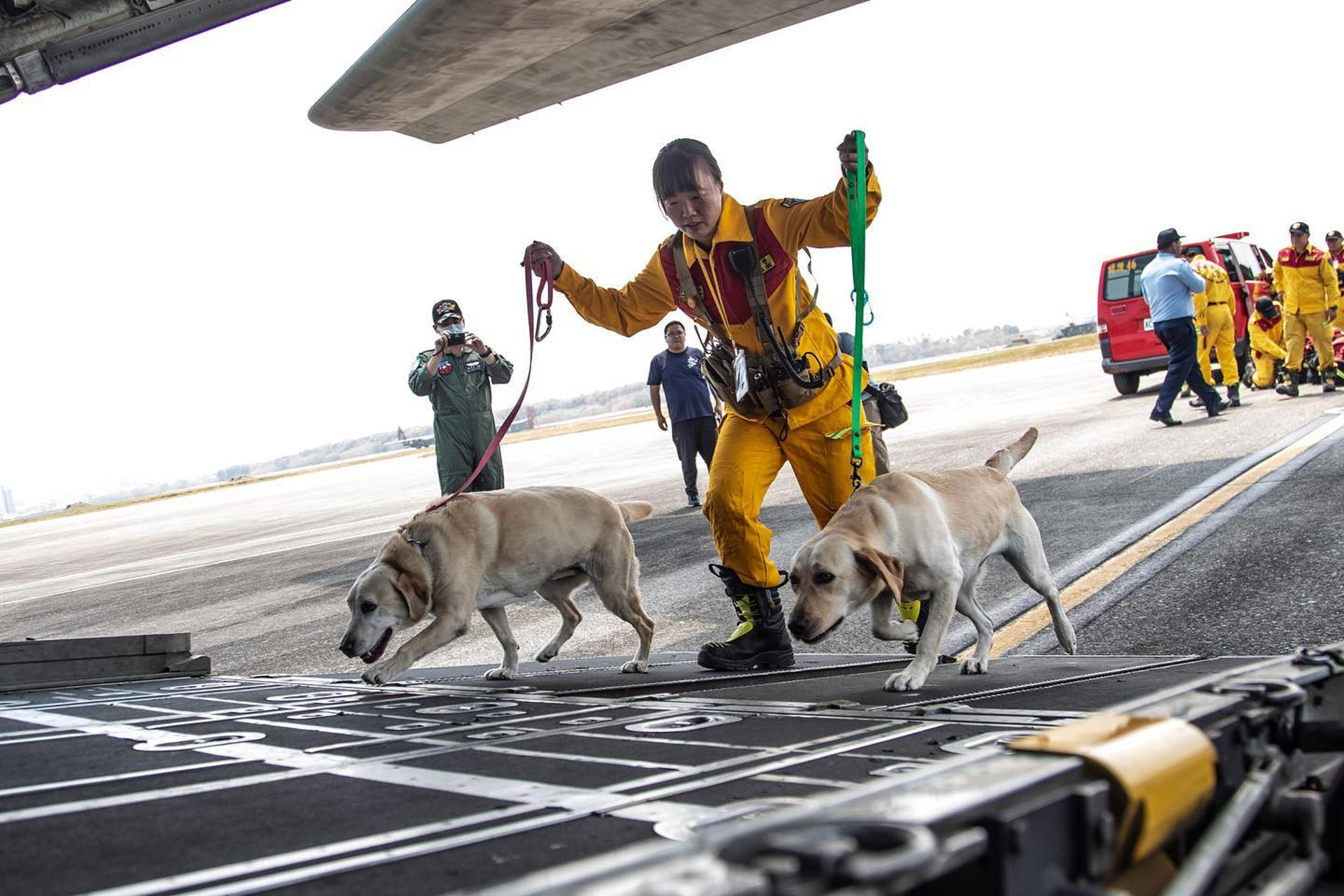 Continúan las labores de rescate de más de 600 personas tras el terremoto de Taiwán