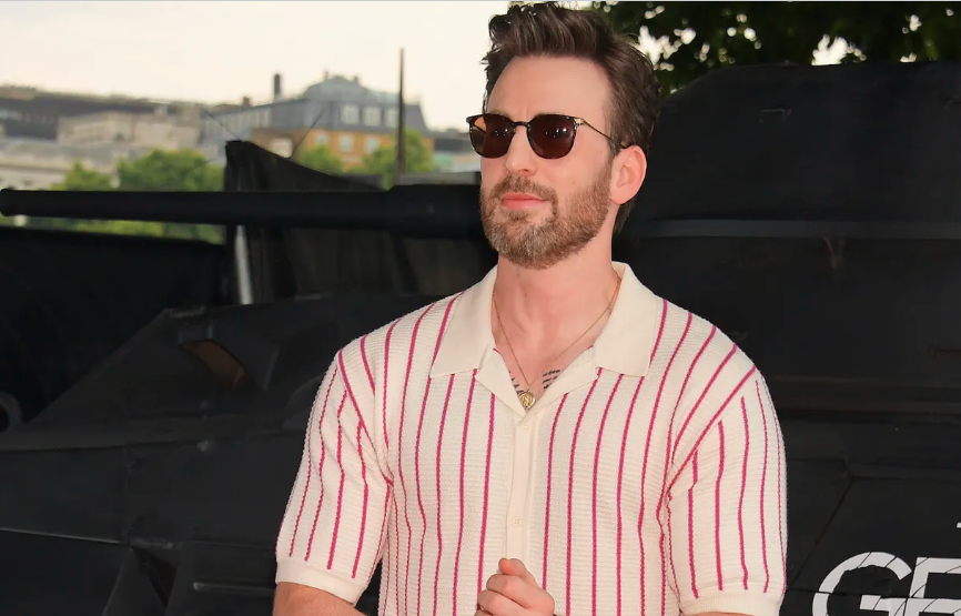 Las cinco camisas polo que Chris Evans aprobaría para esta época de calor