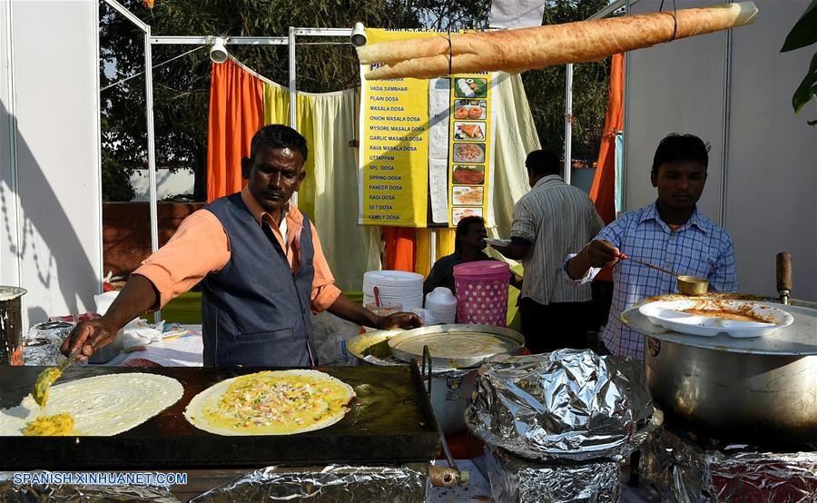 Probó comida callejera en India y ahora pelea por su vida desde la cama de un hospital (VIDEO)