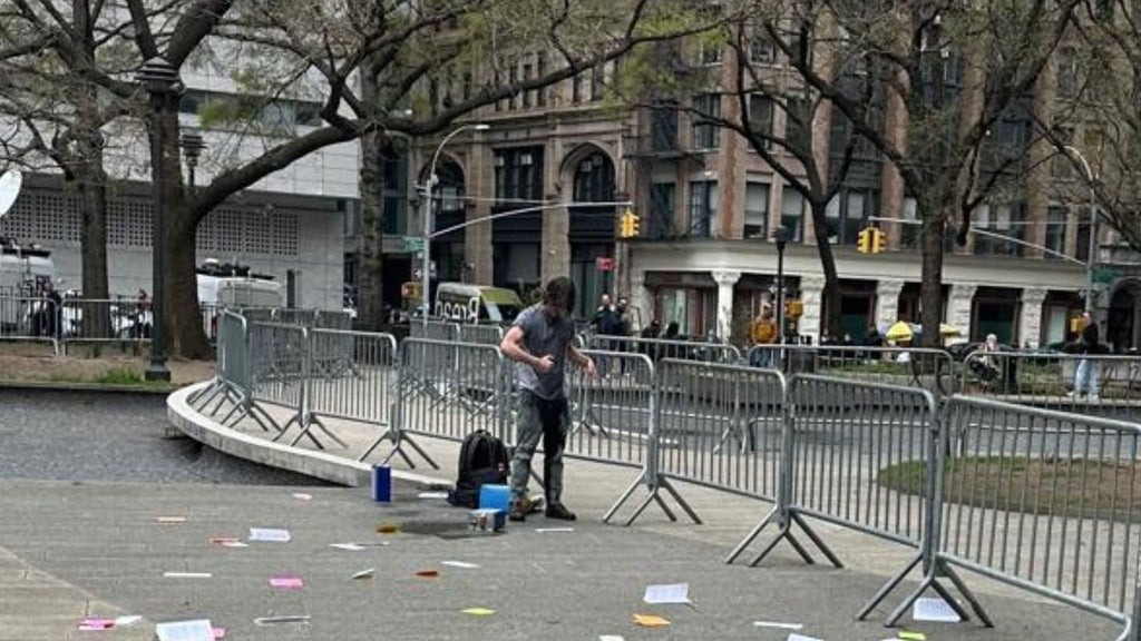 Quién es Max Azzarello, el hombre que se prendió fuego frente a tribunal del juicio contra Trump