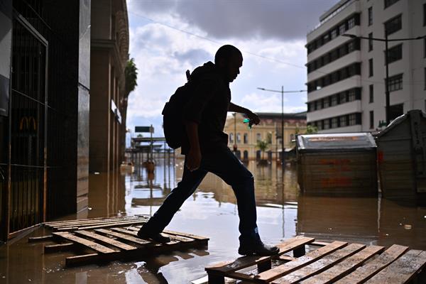 Miles de venezolanos que huyeron de su país enfrentan ahora las inundaciones en Brasil