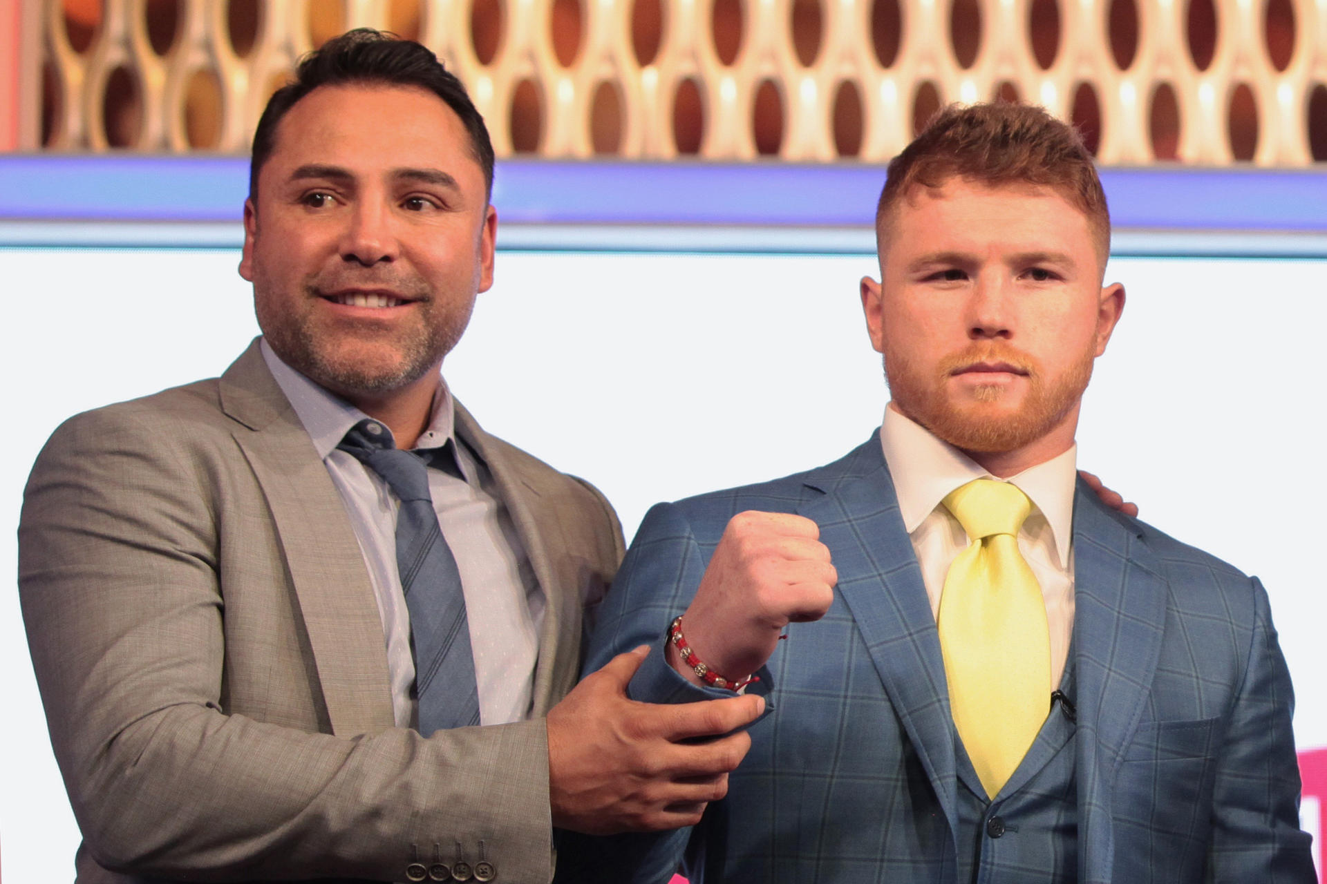 “Canelo” Álvarez y De la Hoya a punto de los golpes: el campeón acusa de robo al promotor