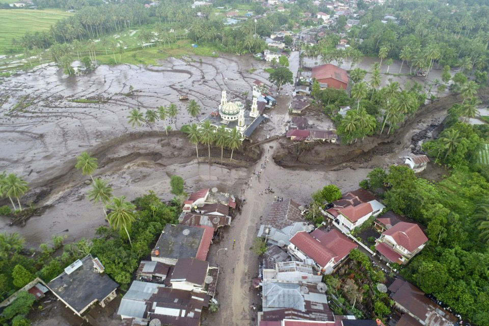 Continúa la búsqueda de supervivientes tras las riadas de agua y lava fría en Indonesia